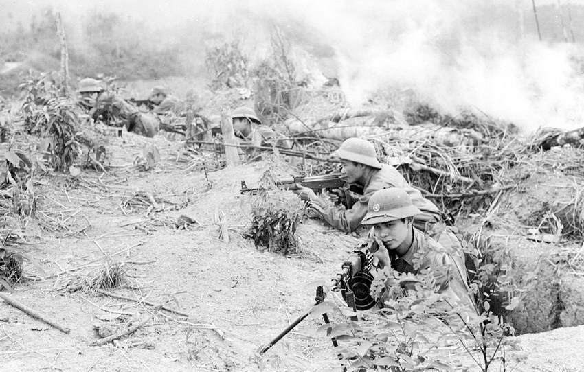 Chiến sỹ Đại đội 2 bộ binh, Tiểu đoàn 1, Đoàn H54 bộ đội địa phương tỉnh Hoàng Liên Sơn được tặng Huân chương Chiến công hạng Ba về thành tích dũng cảm chiến đấu, đánh lui nhiều đợt tấn công của địch, giữ vững chốt trên cao điểm 340 thuộc bản Phiệt, huyện Mường Khương, tỉnh Hoàng Liên Sơn (nay thuộc tỉnh Lào Cai). (Ảnh: Nguyễn Trân/TTXVN)