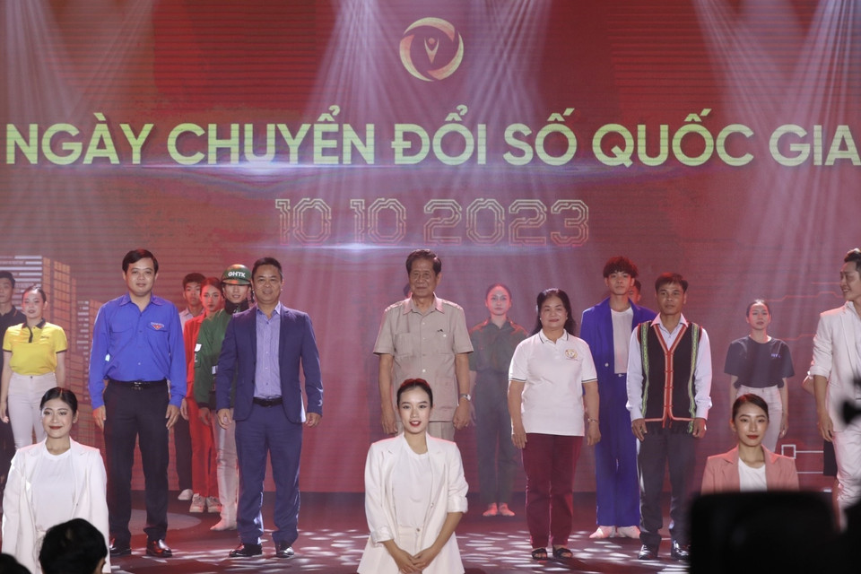 Chương trình nghệ thuật “Các câu chuyện thực tế trong hành trình Chuyển đổi Số, thành tựu của Chuyển đổi Số tác động vào cuộc sống thực tiễn của người dân Việt Nam”. (Ảnh: Minh Quyết/TTXVN)