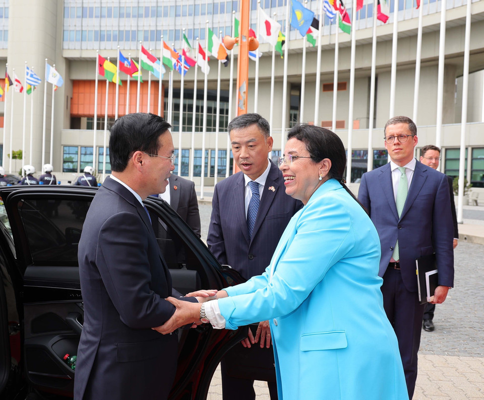 Quyền Tổng Giám đốc IAEA Najat Mokhtar đón Chủ tịch nước Võ Văn Thưởng. (Ảnh: Thống Nhất/TTXVN)