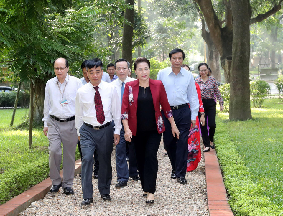 Chủ tịch Quốc hội Nguyễn Thị Kim Ngân tham quan khuôn viên Khu Di tích Phủ Chủ tịch. (Ảnh: Trọng Đức/TTXVN)