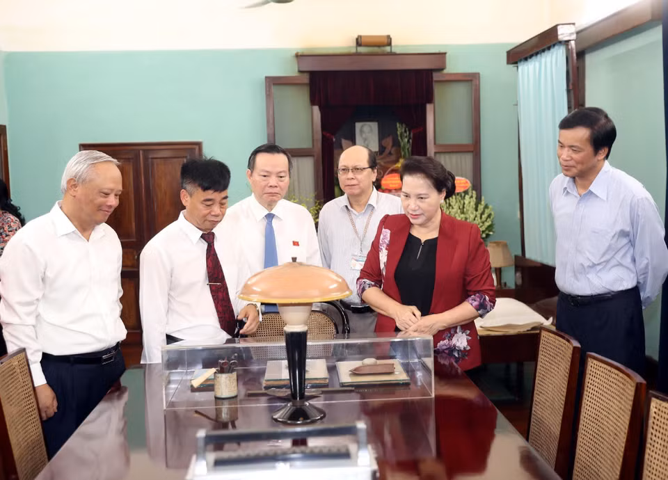 Chủ tịch Quốc hội Nguyễn Thị Kim Ngân tham quan và nghe giới thiệu không gian làm việc của Chủ tịch Hồ Chí Minh trong Nhà 67. (Ảnh: Trọng Đức/TTXVN)