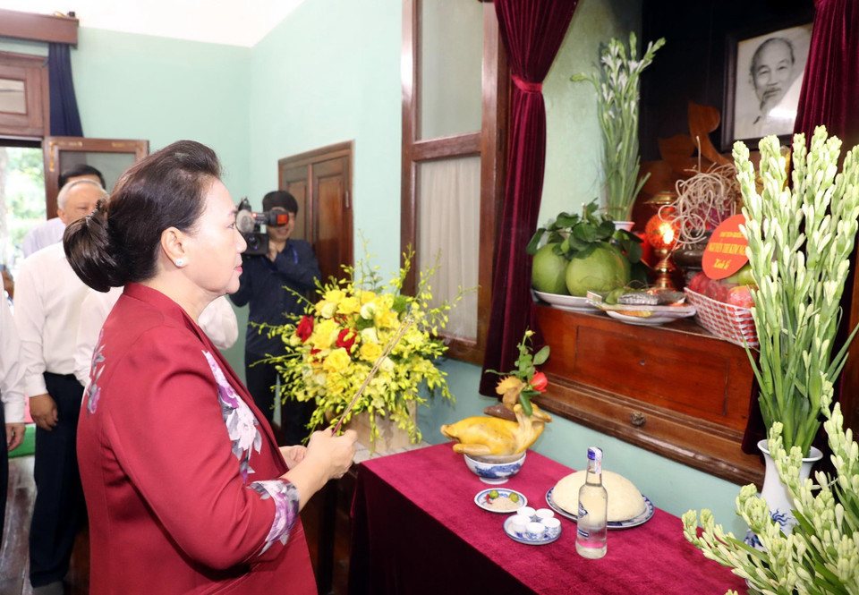 Chủ tịch Quốc hội Nguyễn Thị Kim Ngân cùng các Phó Chủ tịch Quốc hội Uông Chu Lưu, Phùng Quốc Hiển và lãnh đạo Văn phòng Quốc hội đến dâng hương, dâng hoa tại Nhà 67 trong Khu Di tích Phủ Chủ tịch - nơi Chủ tịch Hồ Chí Minh từng sinh sống và làm việc cho đến ngày cuối cùng. (Ảnh: Trọng Đức/TTXVN)