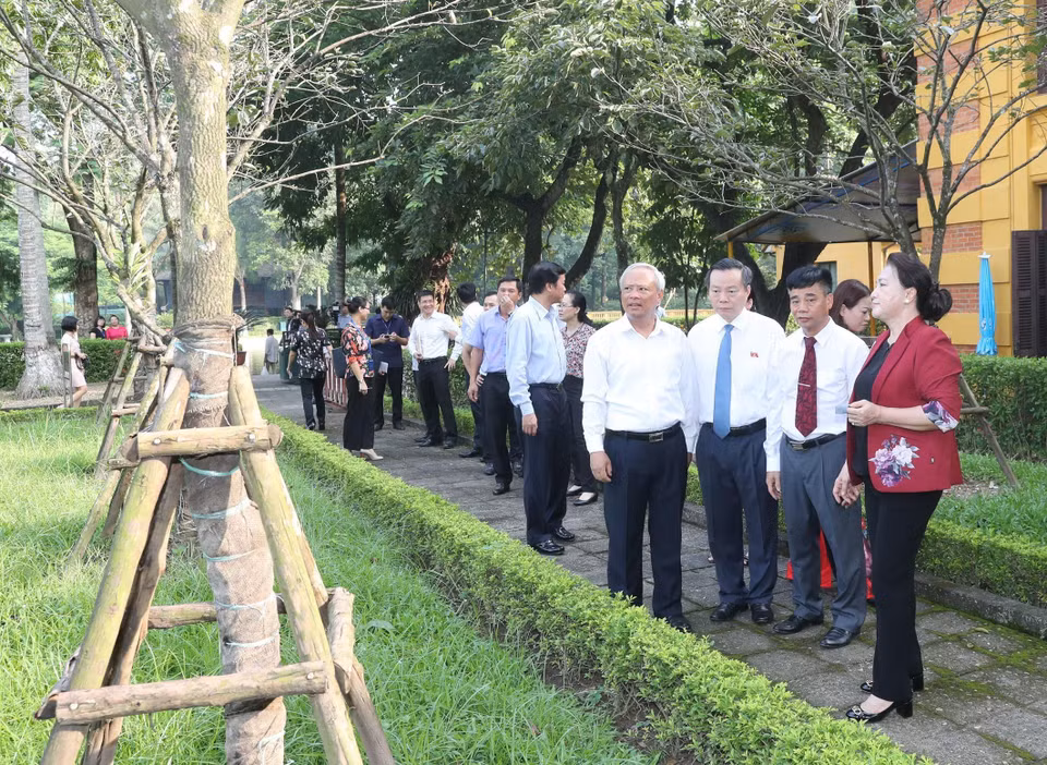 Chủ tịch Quốc hội Nguyễn Thị Kim Ngân tham quan khuôn viên Khu Di tích Phủ Chủ tịch. (Ảnh: Trọng Đức/TTXVN)