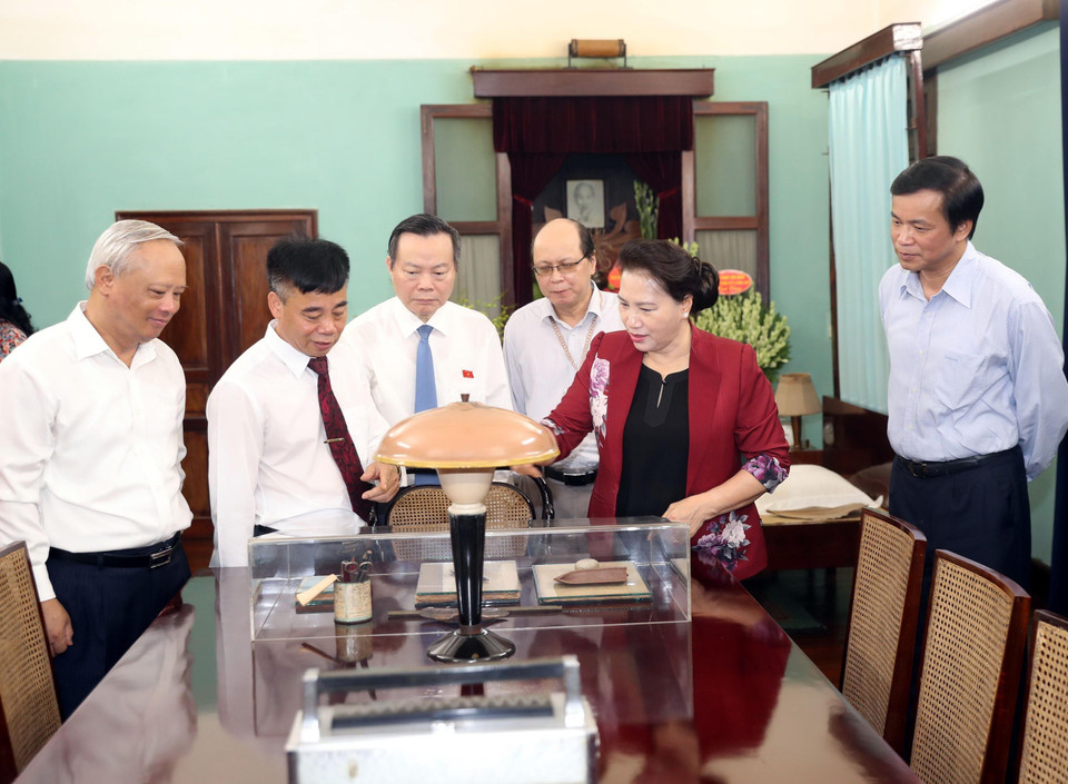 Chủ tịch Quốc hội Nguyễn Thị Kim Ngân tham quan và nghe giới thiệu không gian làm việc của Chủ tịch Hồ Chí Minh trong Nhà 67. (Ảnh: Trọng Đức/TTXVN)