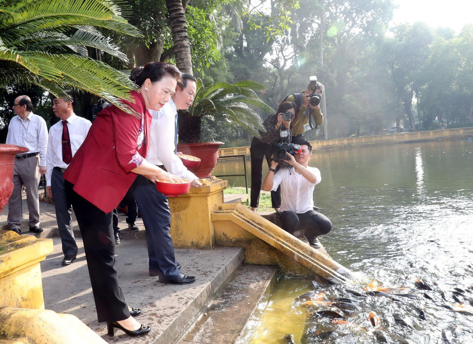 Chủ tịch Quốc hội Nguyễn Thị Kim Ngân thăm ao cá Bác Hồ trong Khu Di tích Phủ Chủ tịch. (Ảnh: Trọng Đức/TTXVN)