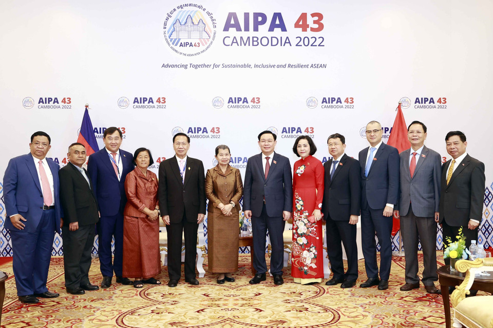 Chủ tịch Quốc hội Vương Đình Huệ với các đại biểu. (Ảnh: Doãn Tấn/TTXVN)