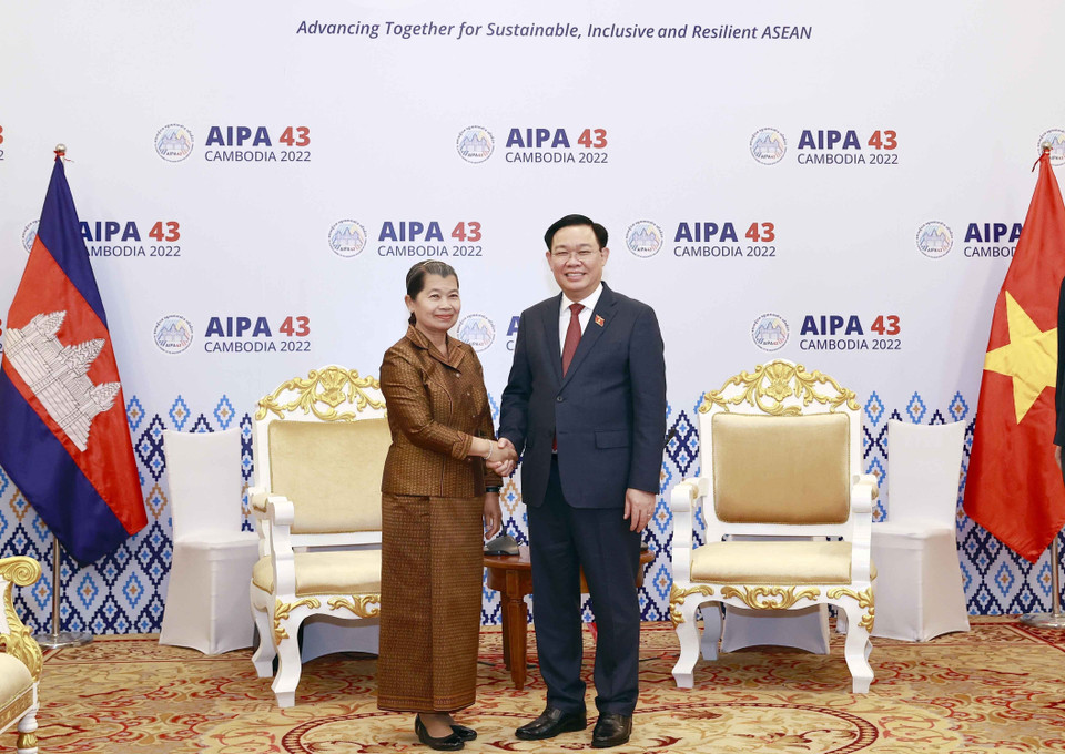 Chủ tịch Quốc hội Vương Đình Huệ và Phó Thủ tướng Campuchia Men Sam An. (Ảnh: Doãn Tấn/TTXVN)