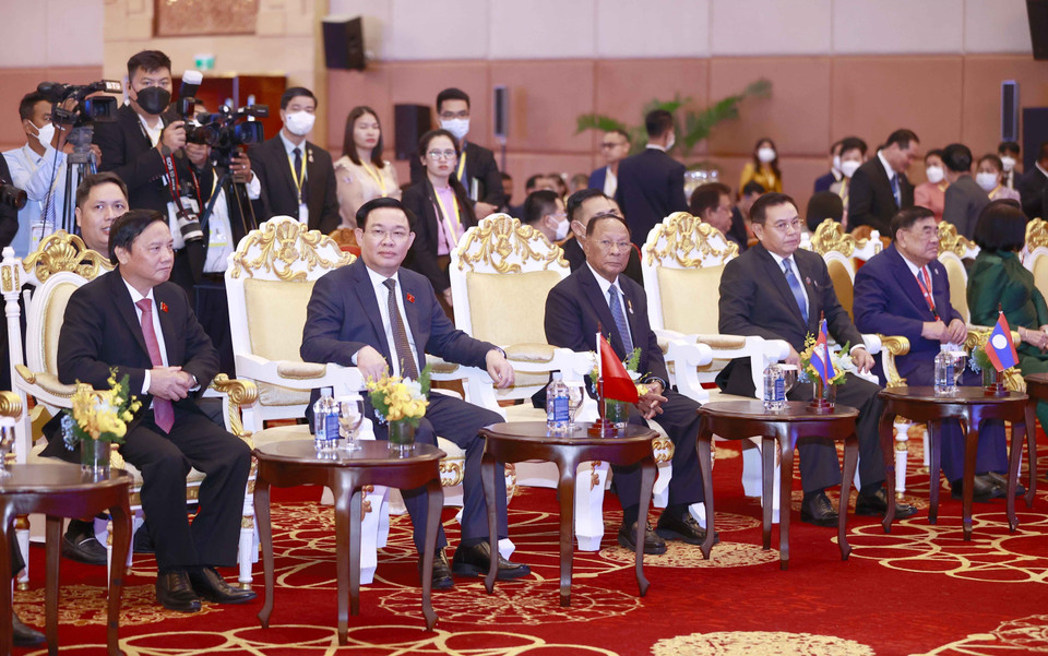 Chủ tịch Quốc hội Vương Đình Huệ, Chủ tịch Quốc hội Campuchia Samdech Heng Samrin và Chủ tịch Quốc hội Lào Saysomphone Phomvihane dự lễ ký. (Ảnh: Doãn Tấn/TTXVN)