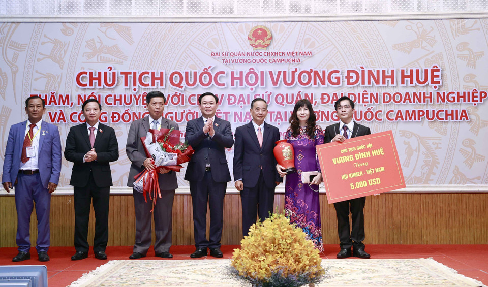 Chủ tịch Quốc hội Vương Đình Huệ tặng Hội Khmer-Việt Nam, đại diện cộng đồng người Việt tại Campuchia. (Ảnh: Doãn Tấn/TTXVN)