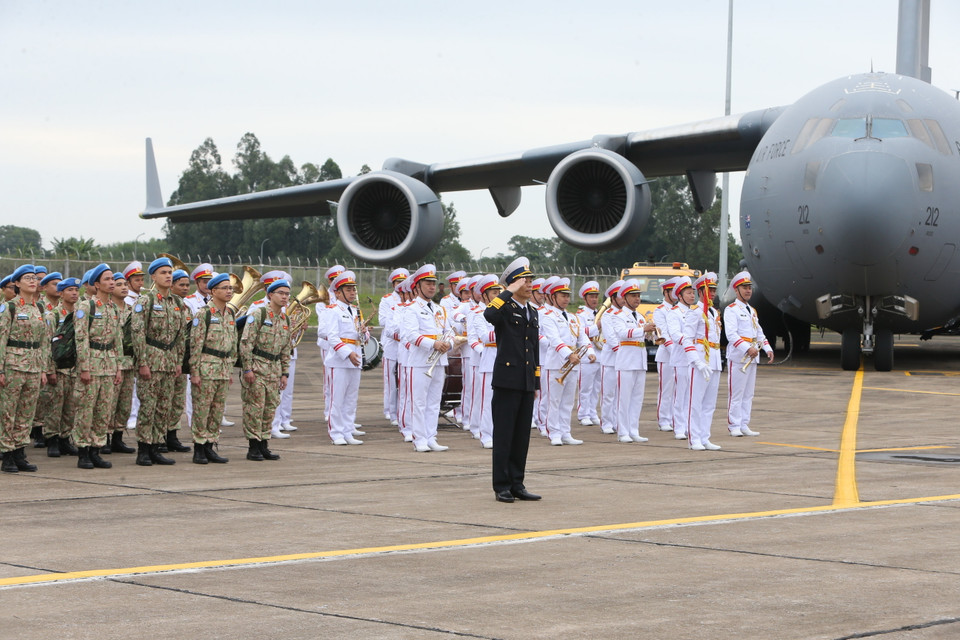 Cán bộ, chiến sỹ Bệnh viện dã chiến cấp 2 số 2 thực hiện nghi thức chào cờ Tổ quốc trước khi sang Phái bộ Liên hợp quốc tại Nam Sudan thực hiện nhiệm vụ. (Ảnh: Dương Giang/TTXVN)