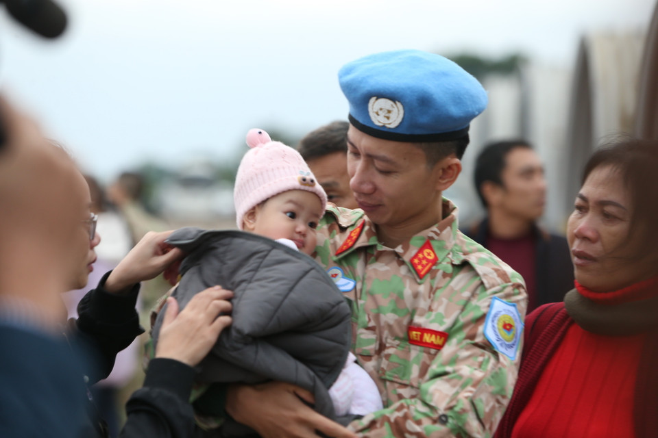 Các cán bộ, nhân viên Bệnh viện dã chiến cấp 2 số 2 rời Hà Nội bằng máy bay vận tải quân sự Boeing C-17 Globemaster III của Không quân hoàng gia Australia. Trong ảnh: Đại úy Nguyễn Văn Quỳnh chia tay người thân tại sân bay quốc tế Nội Bài (Hà Nội), lên đường thực hiện nhiệm vụ gìn giữ hòa bình tại Nam Sudan. (Ảnh: Dương Giang/TTXVN)