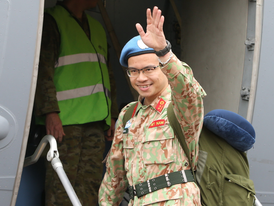 Cán bộ, chiến sỹ Bệnh viện dã chiến cấp 2 số 2 chào người thân và đồng đội lên đường làm nhiệm vụ tại Phái bộ Liên hợp quốc tại Nam Sudan. (Ảnh: Dương Giang/TTXVN)