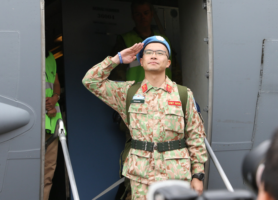 Cán bộ, chiến sỹ Bệnh viện dã chiến cấp 2 số 2 chào người thân và đồng đội lên đường làm nhiệm vụ tại Phái bộ Liên hợp quốc tại Nam Sudan. (Ảnh: Dương Giang/TTXVN)