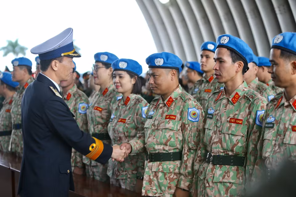 Chuẩn Đô đốc Nguyễn Trọng Bình, Phó Tổng Tham mưu trưởng Quân đội nhân dân Việt Nam động viên cán bộ, chiến sỹ Bệnh viện dã chiến cấp 2 số 2 trước khi sang Phái bộ Liên hợp quốc tại Nam Sudan thực hiện nhiệm vụ. (Ảnh: Dương Giang/TTXVN)