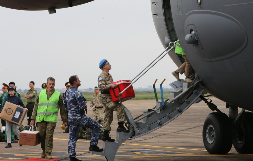 Cán bộ, chiến sỹ Bệnh viện dã chiến cấp 2 số 2 đưa quân, tư trang lên máy bay sang Phái bộ Liên hợp quốc tại Nam Sudan thực hiện nhiệm vụ. (Ảnh: Dương Giang/TTXVN)