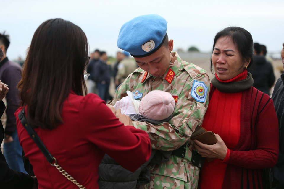 Đại úy Nguyễn Văn Quỳnh chia tay người thân tại sân bay quốc tế Nội Bài (Hà Nội), lên đường thực hiện nhiệm vụ gìn giữ hòa bình tại Nam Sudan. (Ảnh: Dương Giang/TTXVN)