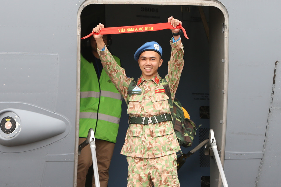 Cán bộ, chiến sĩ Bệnh viện dã chiến cấp 2 số 2 chào người thân và đồng đội lên đường làm nhiệm vụ tại Phái bộ Liên hợp quốc tại Nam Sudan. (Ảnh: Dương Giang/TTXVN)