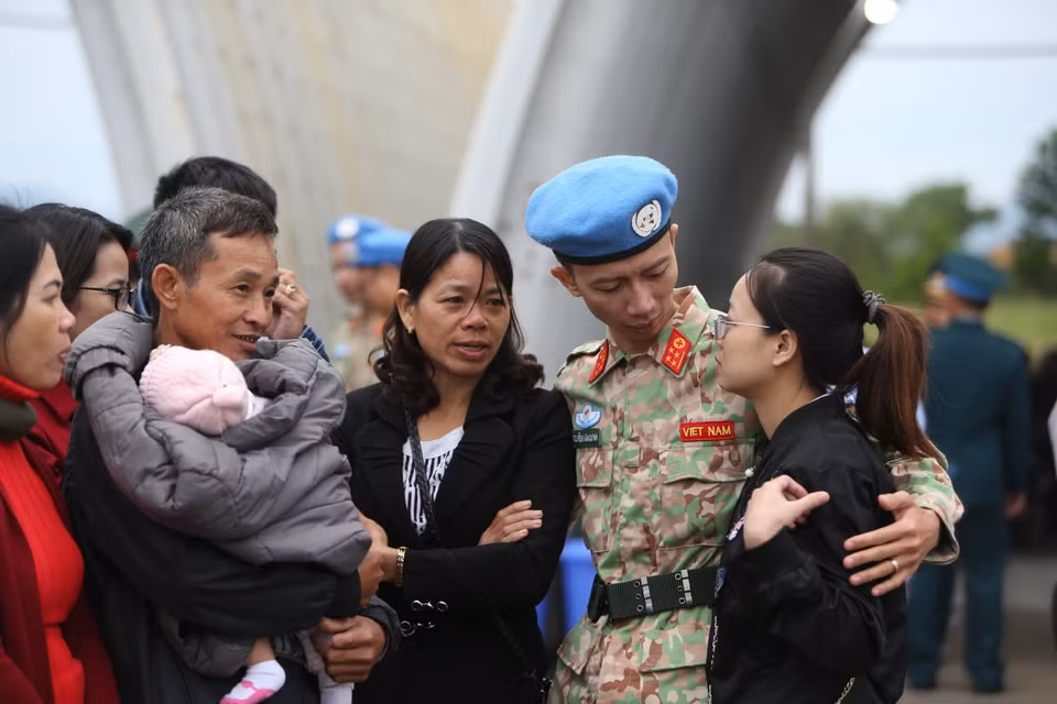 Đại úy Nguyễn Văn Quỳnh chia tay người thân tại sân bay quốc tế Nội Bài (Hà Nội), lên đường thực hiện nhiệm vụ gìn giữ hòa bình tại Nam Sudan. (Ảnh: Dương Giang/TTXVN)