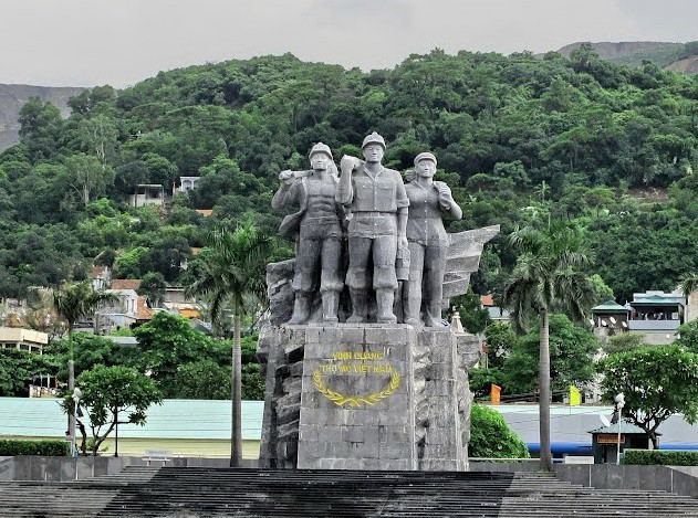 Đài tưởng niệm 12/11/1936 nằm cạnh ngã tư đường lên mỏ Đèo Nai - nơi mở đầu của cuộc Tổng bãi công lịch sử ngày 12/11/1936. (Ảnh: Tư liệu TTXVN)