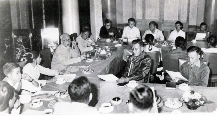 Ngày 15/11/1968, Bác Hồ gặp mặt Đoàn đại biểu cán bộ, công nhân ngành Than và tỉnh Quảng Ninh tại Phủ Chủ tịch. Người ân cần căn dặn: ''Ngành sản xuất than cũng như quân đội đánh giặc. Toàn thể công nhân, cán bộ phải có nhiệt tình cách mạng và tinh thần yêu nước rất cao, ý chí quyết đánh, quyết thắng rất vững, phải đoàn kết nhất trí, phải có đầy đủ ý thức làm chủ nước nhà, làm chủ xí nghiệp, vượt mọi khó khăn, nhằm vào một mục đích chung là sản xuất thật nhiều than cho Tổ quốc''. (Ảnh: Tư liệu TTXVN)