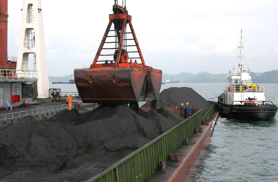 Xuất khẩu than ở cảng nổi Hòn Nét (huyện Vân Đồn, tỉnh Quảng Ninh). (Ảnh: Ngọc Hà/TTXVN)