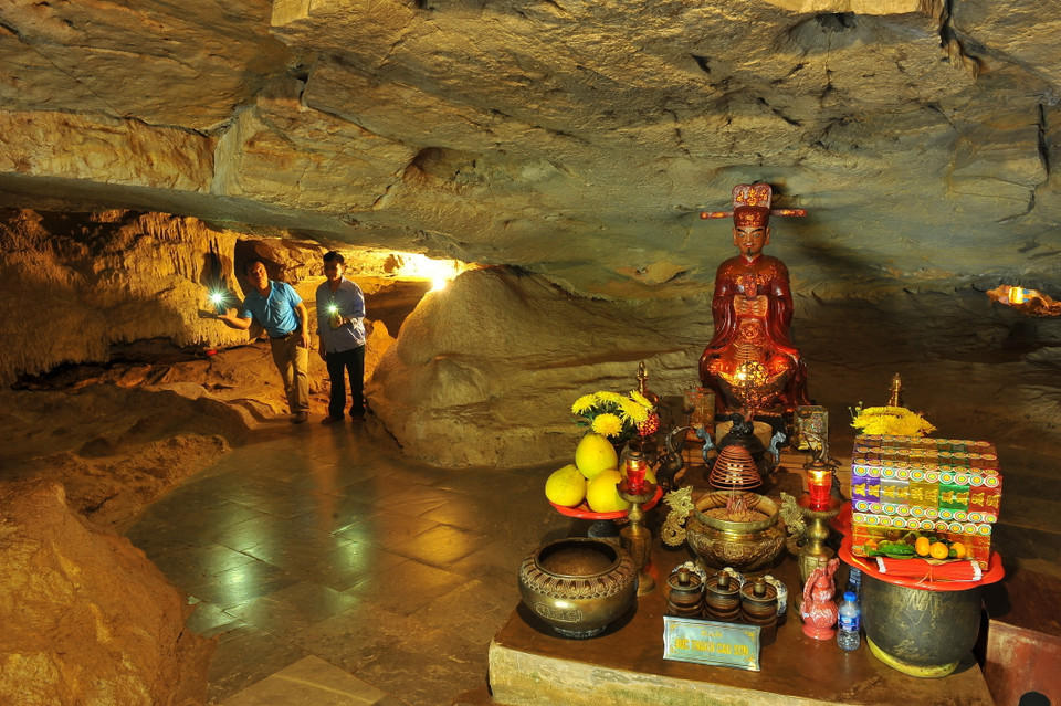 Chùa gồm các điểm tham quan như Giếng Ngọc, Động thờ Tổ sư, Động thờ Phật, Động thờ Mẫu, điện thờ Đức Thánh Nguyễn Minh Không và điện thờ Đức Thánh Cao Sơn. Trong ảnh: Tất cả các ban thờ Phật, thờ Mẫu của chùa Bái Đính cổ đều được đặt giữa lòng những sơn động u minh. (Ảnh: Minh Đức/TTXVN)