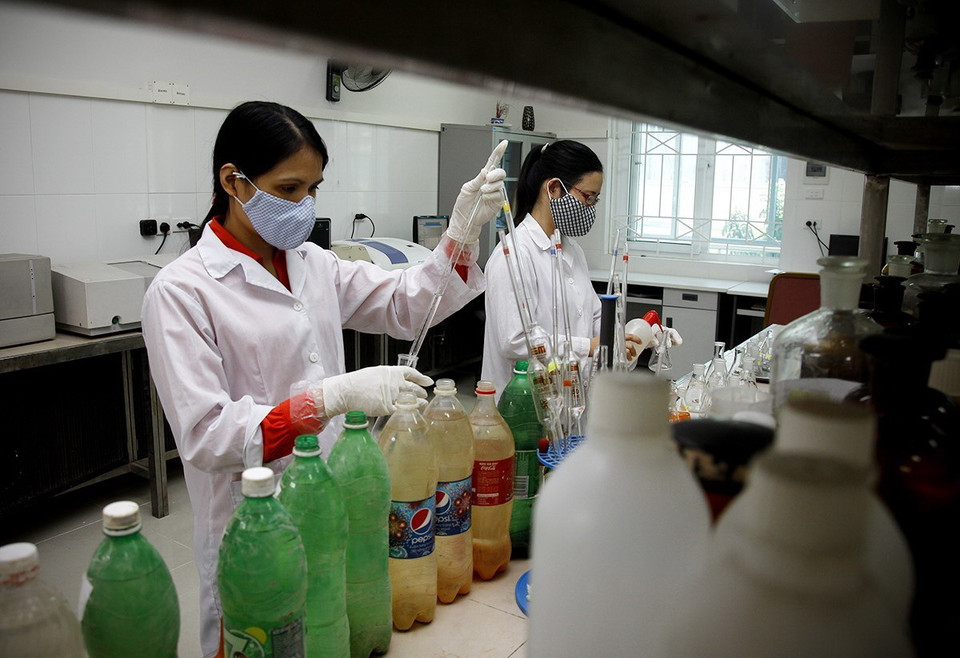 Viện Khoa học công nghệ Mỏ (Tập đoàn Than-Khoáng sản Việt Nam) là đơn vị nghiên cứu chủ lực của Tập đoàn về mức độ an toàn mỏ, an toàn vật liệu nổ, thông gió hầm lò, máy thở cho công nhân cũng như thực hiện những thí nghiệm về cơ lý đá hay tính chất khoáng sản, từ đó nghiên cứu những ứng dụng công nghệ khoa học vào thực tiễn khai thác than lộ thiên và hầm lò. (Ảnh: Trọng Đạt/TTXVN)