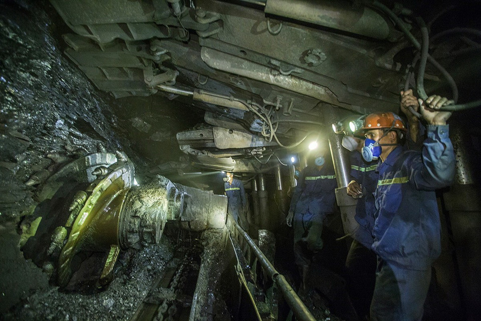 Máy khoan phá vỉa chuyên dụng đang tiếp cận một vỉa than mới ở độ sâu -230m tại Công ty Than Khe Chàm. (Ảnh: Trọng Đạt/TTXVN)