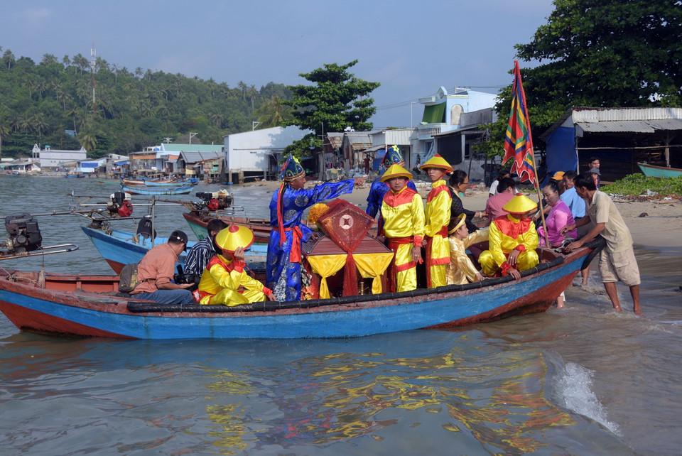 Nghi thức rước Thần Nam Hải Đại tướng quân. (Ảnh: Lê Sen/TTXVN)