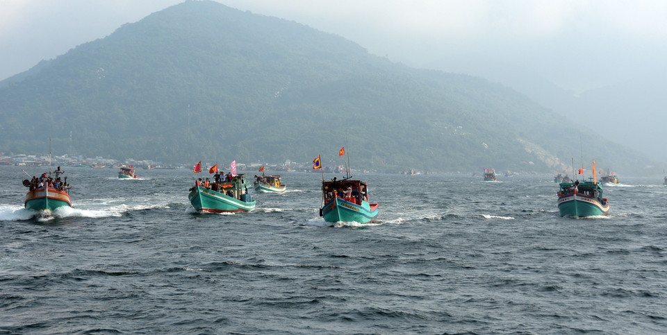 Tàu đánh cá của ngư dân diễu hành trên biển. (Ảnh: Lê Sen/TTXVN)