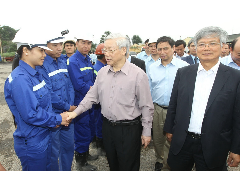 Tổng Bí thư Nguyễn Phú Trọng thăm Công ty Cổ phần than Núi Béo trong chuyến làm việc với Tập đoàn công nghiệp Than-Khoáng sản Việt Nam, sáng 6/4/2013, tại Quảng Ninh. (Ảnh: Trí Dũng/TTXVN)