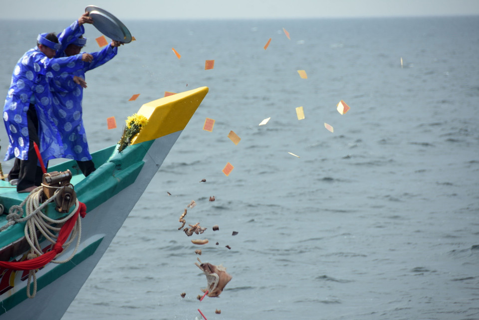 Nghi thức cúng trên biển cầu cho mưa thuận, gió hòa. (Ảnh: Lê Sen/TTXVN)
