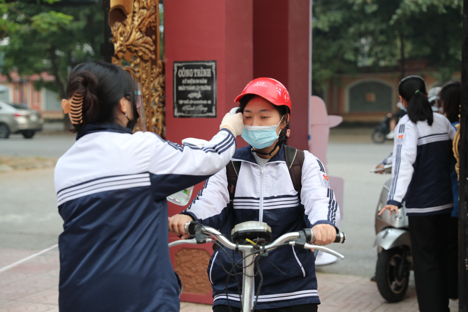 Sau gần 3 tháng học trực tuyến, sáng nay, học sinh lớp 12 trên toàn thành phố Vinh, Nghệ An, đã chính thức trở lại trường học. Trong ảnh: Tuân thủ nguyên tắc 5K khi đến trường. (Ảnh: Bích Huệ/TTXVN)