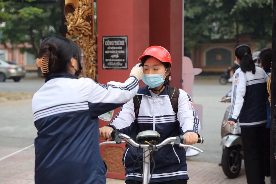 Sau gần 3 tháng học trực tuyến, sáng nay, học sinh lớp 12 trên toàn thành phố Vinh, Nghệ An, đã chính thức trở lại trường học. Trong ảnh: Tuân thủ nguyên tắc 5K khi đến trường. (Ảnh: Bích Huệ/TTXVN)