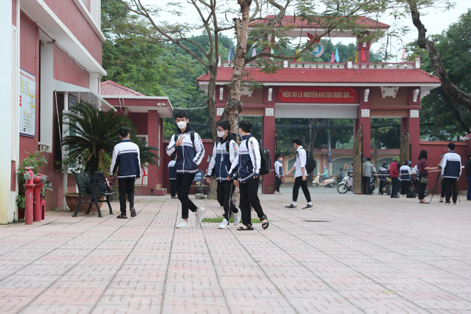 Ngoài việc thực hiện nghiêm túc theo thông điệp 5K thì trường Trung học phổ thông Huỳnh Thúc Kháng yêu cầu học sinh thực hiện nghiêm túc quy định ''một cung đường hai điểm đến'' hạn chế tiếp xúc giữa các lớp học với nhau. (Ảnh: Bích Huệ/TTXVN)