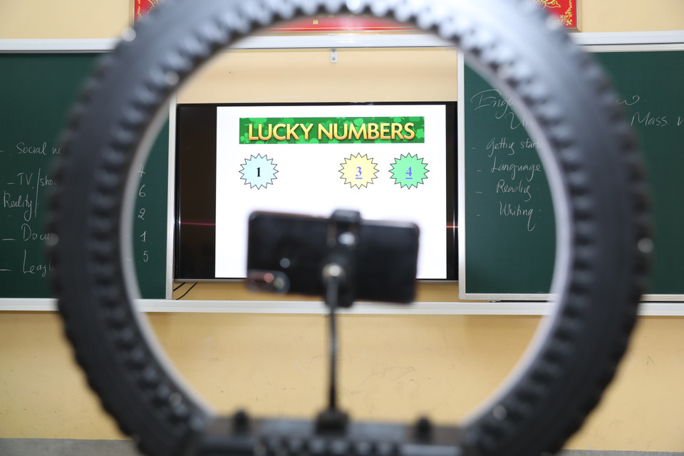 Do có một học sinh ở lớp 12A1 trường Trung học phổ thông Hà Huy Tập có tiếp xúc gần với trường hợp F1 nên nhà trường buộc phải tổ chức dạy song song hình thức trực tiếp và trực tuyến. (Ảnh: Bích Huệ/TTXVN)