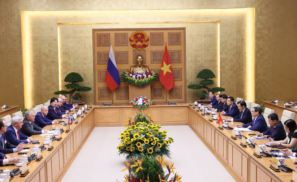 Thủ tướng Phạm Minh Chính hội kiến Chủ tịch Duma Quốc gia Quốc hội Liên bang Nga Vyacheslav Victorovich Volodin. (Ảnh: Dương Giang/TTXVN)