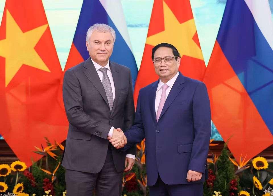Thủ tướng Phạm Minh Chính hội kiến Chủ tịch Duma Quốc gia Quốc hội Liên bang Nga Vyacheslav Victorovich Volodin. (Ảnh: Dương Giang/TTXVN)