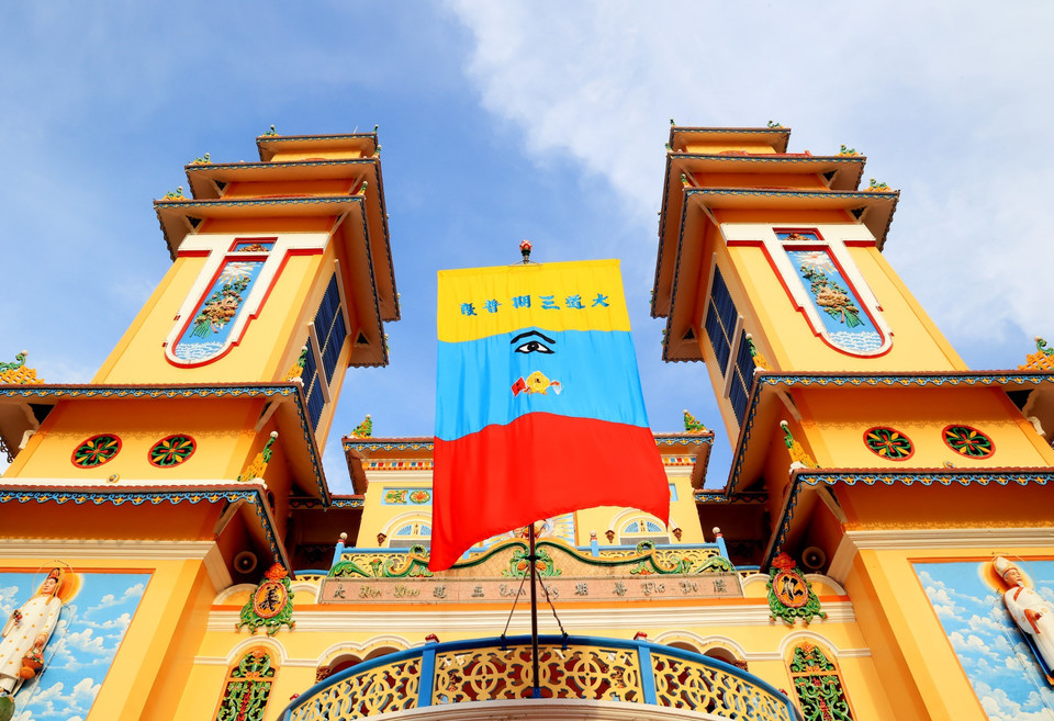 Cờ Tam Thanh - Đạo kỳ của đạo Cao Đài được treo trước Tòa Thánh trong những ngày lễ của bổn đạo. (Ảnh: Hồng Đạt/TTXVN)