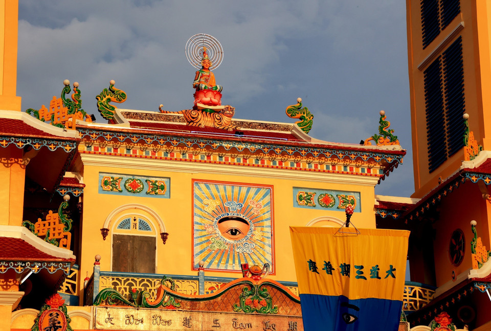 Tượng Phật ngự tòa sen và biểu tượng Thiên nhãn trước Tòa Thánh Tây Ninh. (Ảnh: Hồng Đạt/TTXVN)