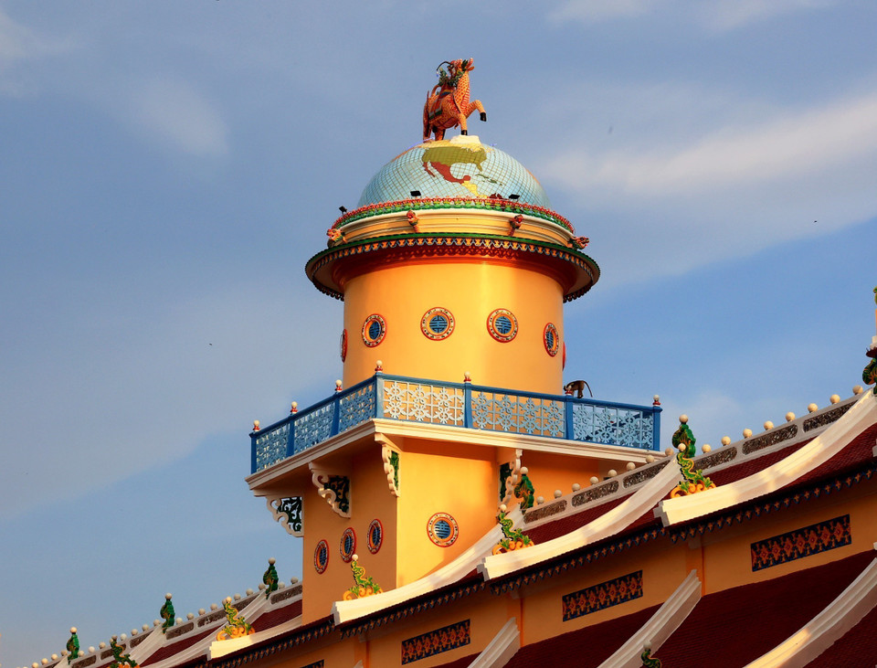 Nghinh Phong Đài trên nóc Tòa Thánh với mái vòm theo kiểu thánh đường Hồi giáo. (Ảnh: Hồng Đạt/TTXVN)