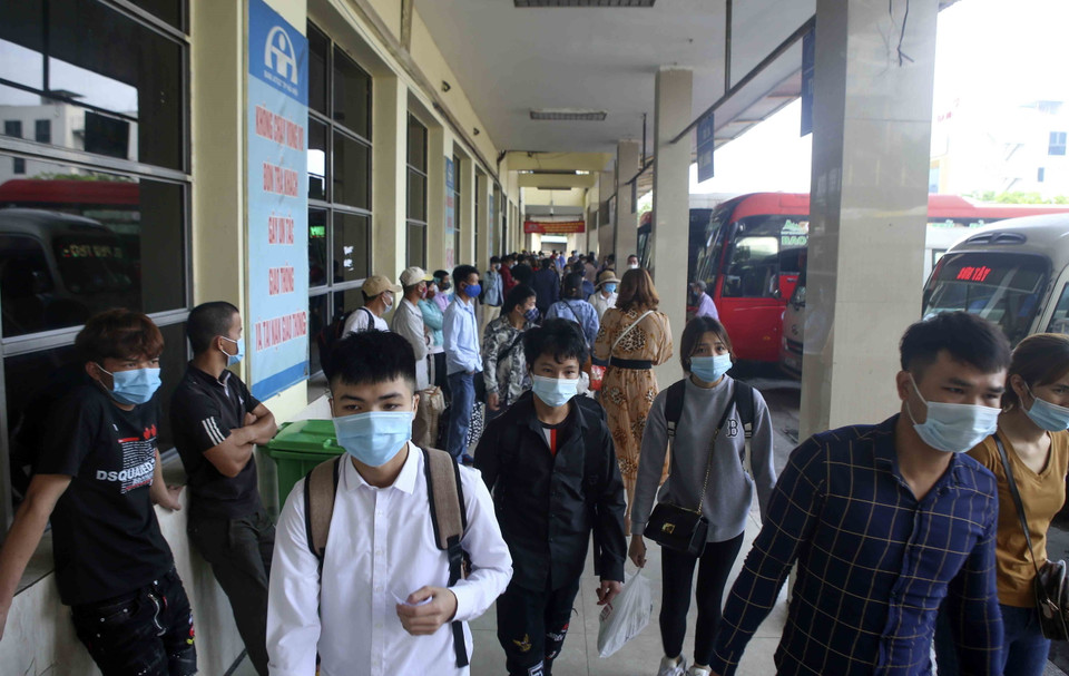 Hành khách thực hiện đeo khẩu trang tại bến xe Mỹ Đình, Hà Nội. (Ảnh: Tuấn Đức/TTXVN)
