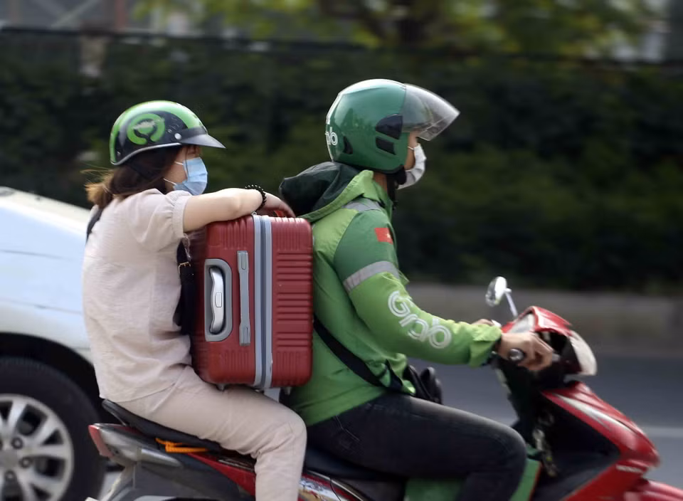 Hành khách di chuyển bằng mọi phương tiện đến bến xe Mỹ Đình. (Ảnh: Tuấn Đức/TTXVN)