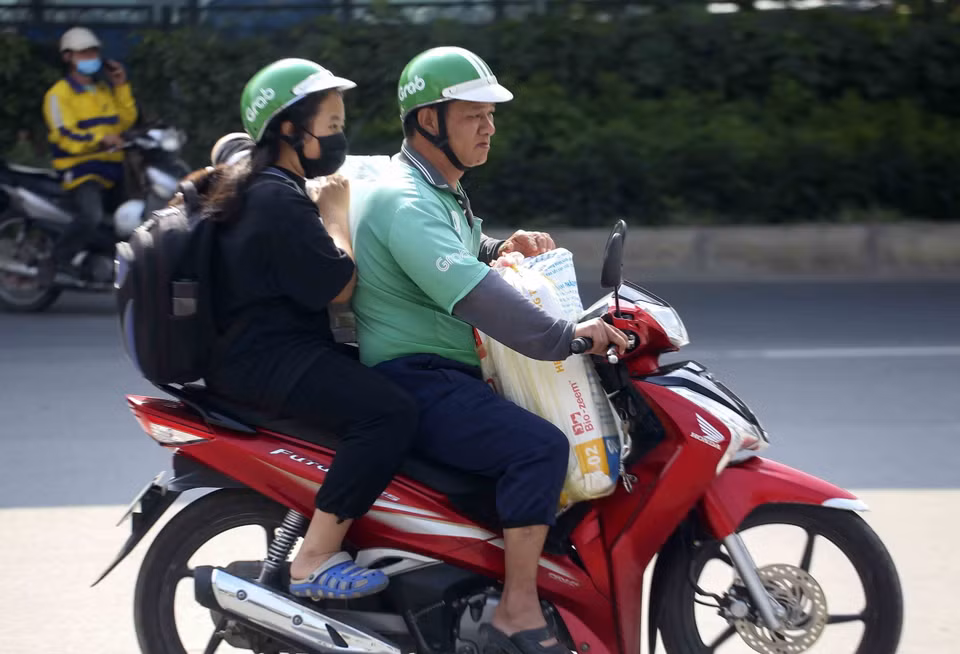 Hành khách di chuyển bằng mọi phương tiện đến bến xe Mỹ Đình. (Ảnh: Tuấn Đức/TTXVN)