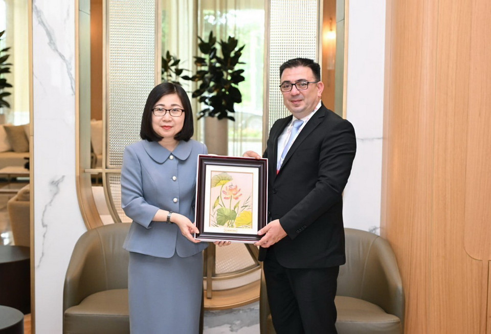 Phó Tổng giám đốc Đoàn Thị Tuyết Nhung gặp và trao đổi với Chủ tịch hãng AZERTAC về tăng cường hợp tác giữa Thông tấn xã Việt Nam và AZERTAC. (Ảnh: Sơn Nam/TTXVN)