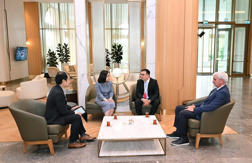 Phó Tổng giám đốc Đoàn Thị Tuyết Nhung gặp và trao đổi với Chủ tịch hãng AZERTAC về tăng cường hợp tác giữa Thông tấn xã Việt Nam và AZERTAC. (Ảnh: TTXVN)