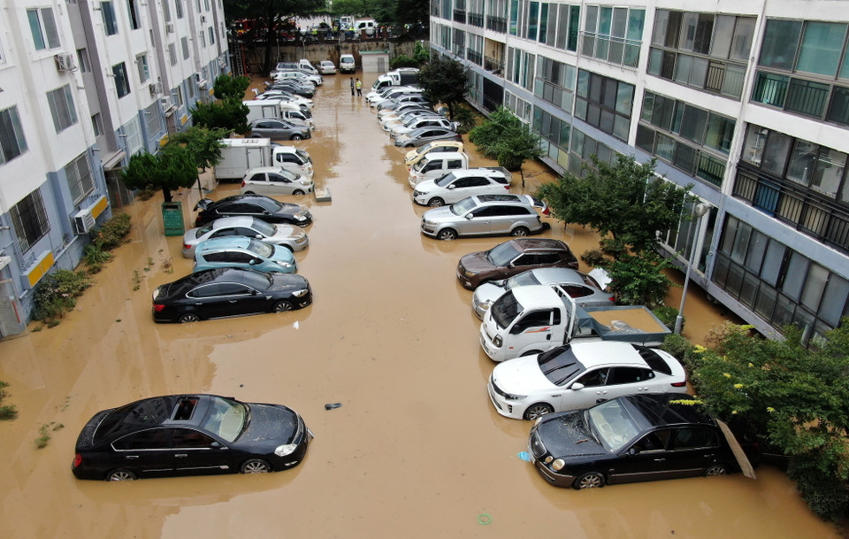  Cảnh ngập lụt sau mưa lớn tại Daejeon, Hàn Quốc ngày 30/7/2020. (Ảnh: AFP/TTXVN)