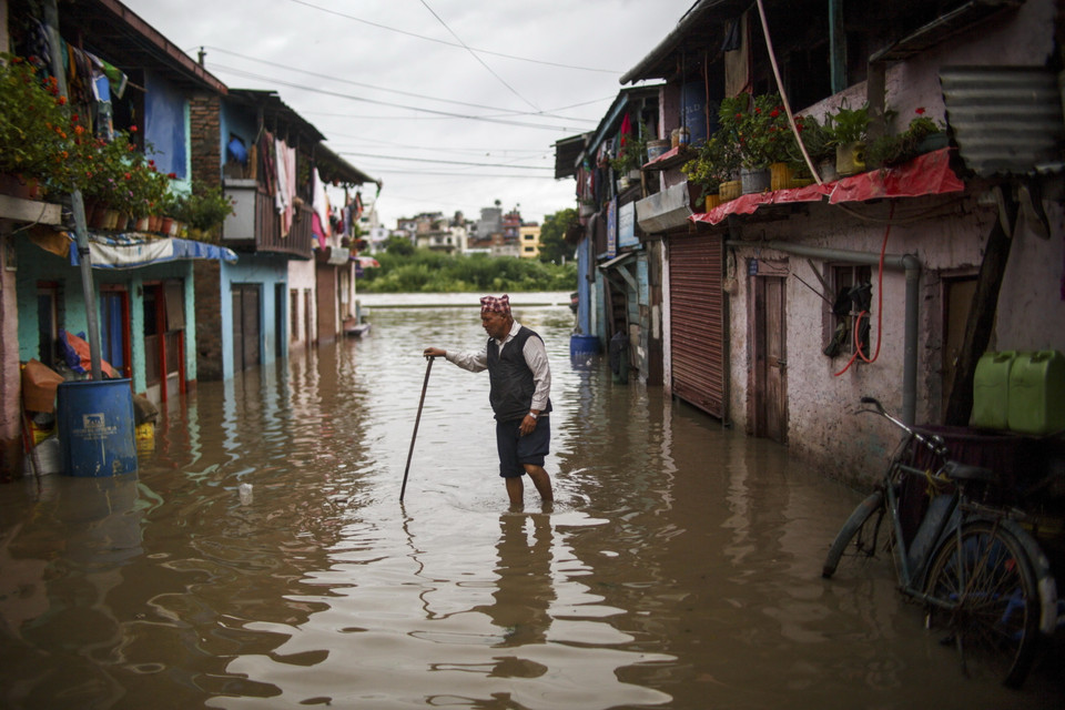 Mưa lũ từ đầu mùa đến nay đã ảnh hưởng tới gần 17,5 triệu người và khiến hơn 630 người thiệt mạng tại các nước Nam Á gồm Bangladesh, Ấn Độ và Nepal. Trong ảnh: Cảnh ngập lụt sau mưa lớn tại Kathmandu, Nepal ngày 20/7/2020. (Ảnh: THX/TTXVN)