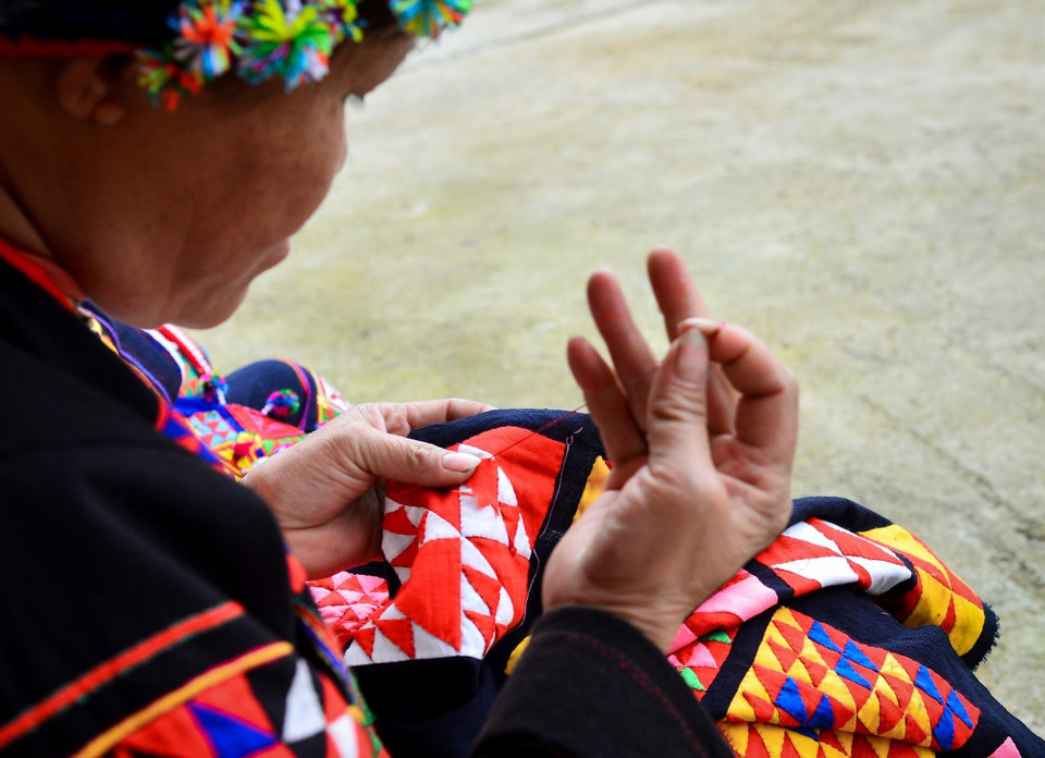 Trong ảnh: Những mảnh vải nhỏ hình tam giác, các họa tiết… được ghép với nhau tạo ra những hình thể mới đa dạng. )Ảnh: Nam Thái/TTXVN)