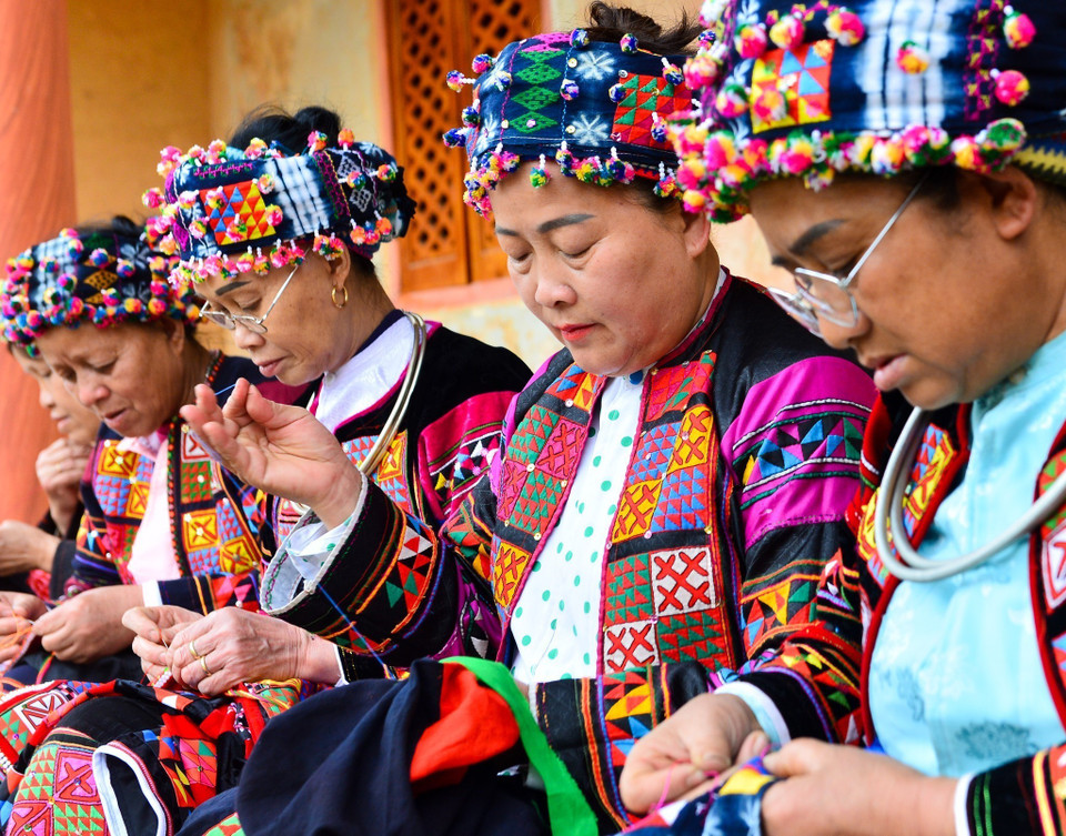 Lúc nông nhàn, những người phụ nữ Lô Lô thường tập trung tại nhà văn hóa cộng đồng để thêu thổ cẩm. (Ảnh: Nam Thái/TTXVN)